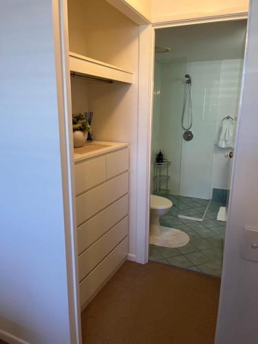 W łazience znajduje się umywalka, toaleta i prysznic. w obiekcie Marcoola Beach Resort w mieście Marcoola