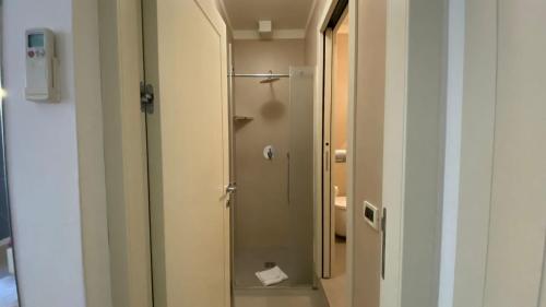 uma casa de banho com um chuveiro e uma porta de vidro em Loft 17 Arena em Verona