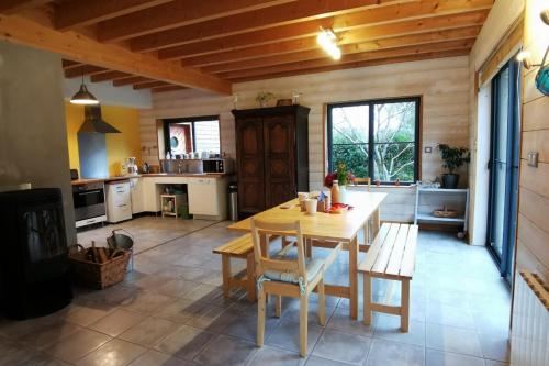 une cuisine avec une table et des chaises dans une pièce dans l'établissement Gite Le POMMIER, à Fouesnant