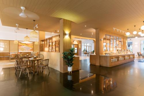 een restaurant met tafels en stoelen en een bar bij Apsara Beachfront Resort & Villa in Khao Lak