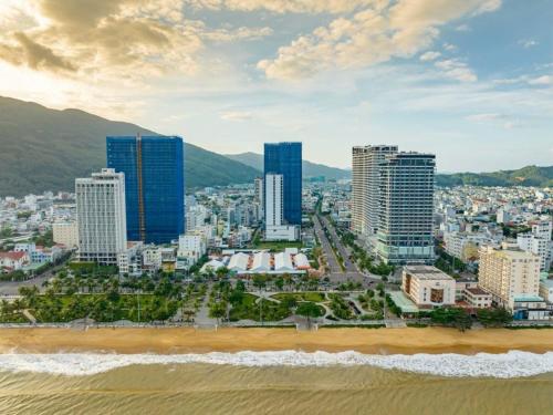 uma vista aérea de uma cidade com uma praia e edifícios em FLC Sea Tower Quy Nhon - Tran Ocean View em Quy Nhon