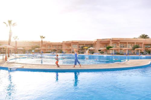 Бассейн в Pickalbatros Royal Moderna Sharm "Aqua Park" или поблизости