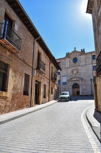 a car parked on a street next to a building at La Casona de 1717 in El Burgo de Osma