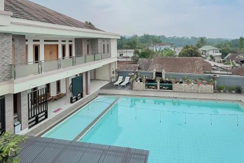 an overhead view of a swimming pool on a building at RedDoorz Resort Syariah At Rancakalong Sumedang in Sumedang