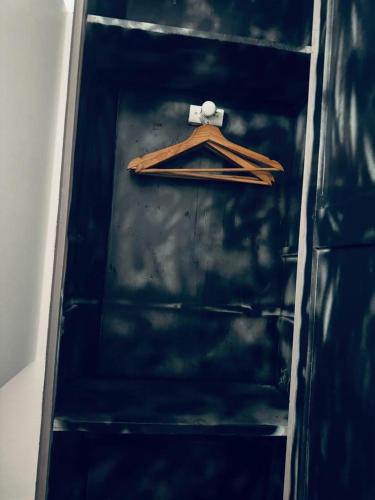 un escalier avec quelques cintres en bois dans l'établissement Le green touch, studio centre ville historique, à Bourges