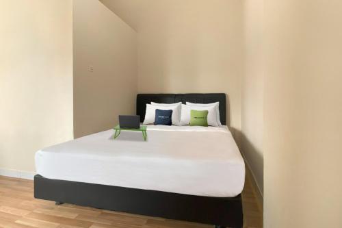 Ένα ή περισσότερα κρεβάτια σε δωμάτιο στο Urbanview Hotel Residence 446 Tanjung Duren