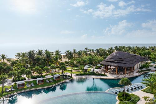 - Vistas aéreas a la piscina del complejo en New World Hoiana Beach Resort en Hoi An