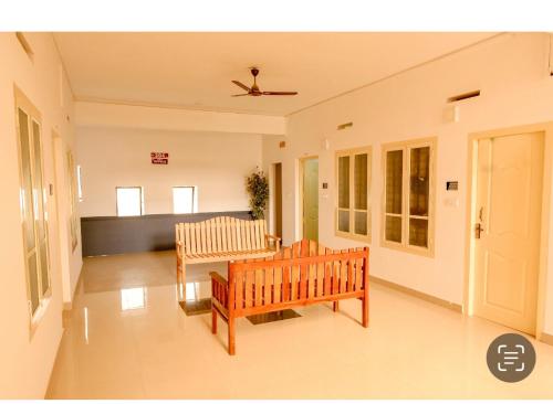 een woonkamer met 2 banken en een tafel bij sevens residency in Sultan Bathery