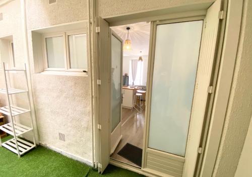 Cette chambre est dotée de portes coulissantes en verre et de moquette verte. dans l'établissement Le Clain- Poitiers Cathédrale -La Conciergerie, à Poitiers