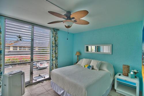 a bedroom with a bed and a ceiling fan at Alii Villas Cozy 1BR Unit Near DT (5 Guests) in Kailua-Kona
