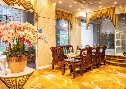 una stanza con due sedie e un tavolo con fiori di Truc Huyen Hotel ad Ho Chi Minh