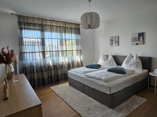 sypialnia z łóżkiem i dużym oknem w obiekcie Cosy & elegant Cityhouse with garden w Wiedniu