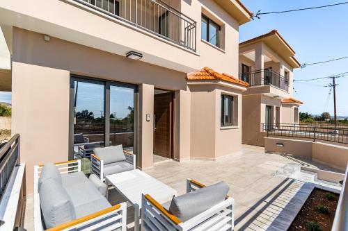 een villa met uitzicht op de patio van een huis bij Villa Elpida ONE by Ezoria Villas in Timi, Paphos in Ktima