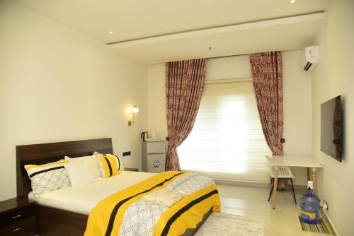 1 dormitorio con cama y ventana en EKOH'S PLACE, en Abuja