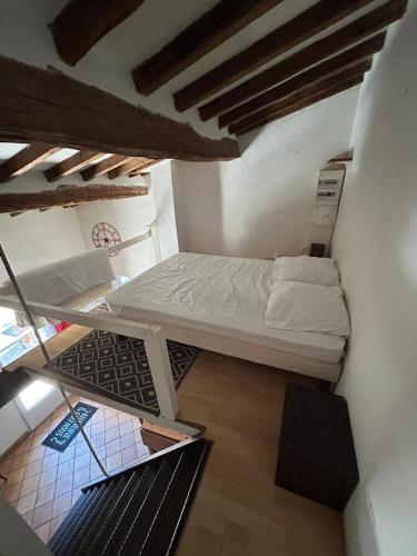バルジュモンにあるLa BERGERIEの二段ベッドと階段が備わる小さな客室です。
