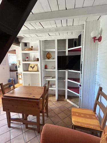 - un salon avec une table et des lits superposés dans l'établissement La BERGERIE, à Bargemon