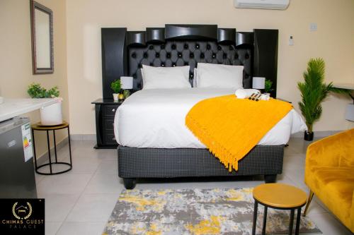 Säng eller sängar i ett rum på Chimas Guest House