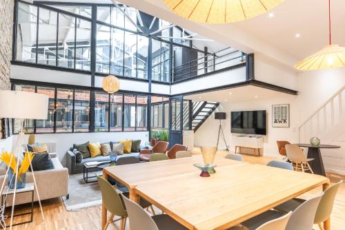 une salle à manger avec une table et des chaises dans l'établissement Fantastic Architect Loft for 10 guests near Metro, à Paris
