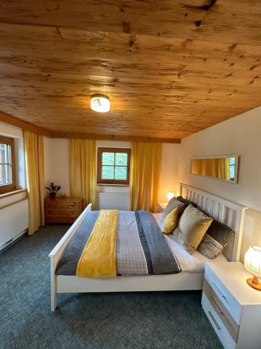 1 dormitorio con 1 cama grande y techo de madera en Mountain chalet en Mayrhofen