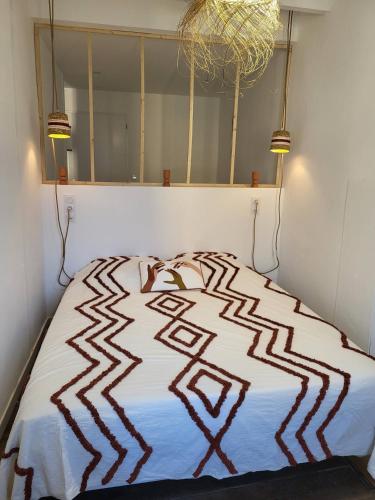 um quarto com uma cama, um espelho e luzes em Aux portes du Palais - garage à vélo - em Hauterives