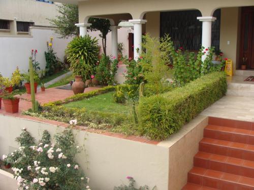 a garden in front of a house with plants at Hotel Sumaq Kay in Cumbayá