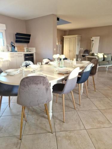 a dining room with a table and chairs at Gîte des teppes in Alixan