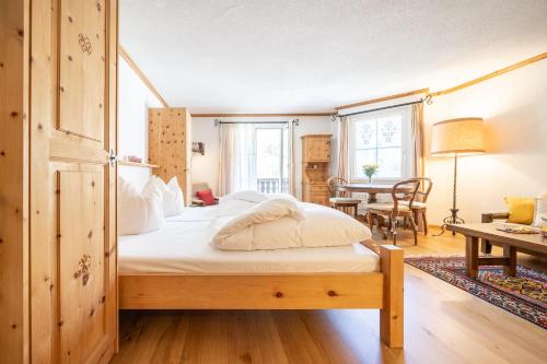 - une chambre avec un grand lit et une table dans l'établissement 3304 Preislich attraktives Studio im alpinen Stil, à Vulpera