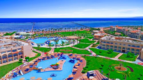 Pickalbatros Royal Moderna Sharm "Aqua Park" في شرم الشيخ: اطلالة جوية على منتجع مع حديقة مائية