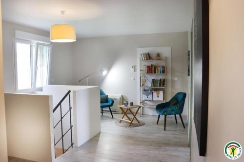 salon ze schodami oraz pokój z krzesłami w obiekcie Gîte des teppes w mieście Alixan