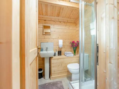 Baño pequeño con aseo y lavamanos en Lochinvar - Clydesdale Log Cabin with Hot Tub en Airdrie