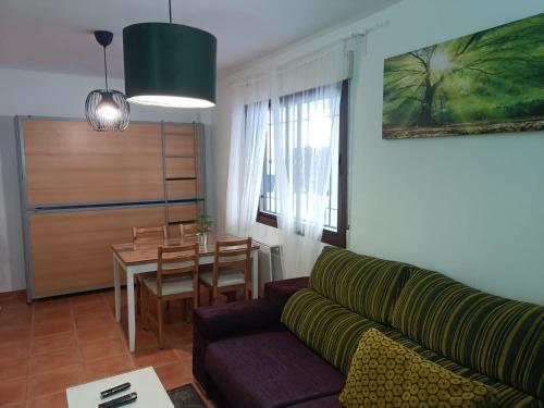 - un salon avec un canapé et une table dans l'établissement Casa Jaime, à Monachil
