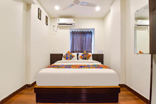 Una cama o camas en una habitación de FabExpress Shri Krishna