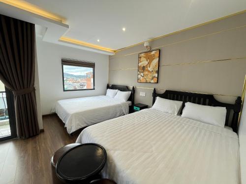 Una cama o camas en una habitación de Tuyết Mai Hotel