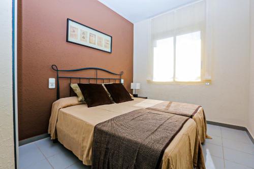 カンブリルスにあるGolf Sant Jordi G Litoral Costa Dorada - ONLY FAMILIESのベッドルーム(ベッド1台、窓付)