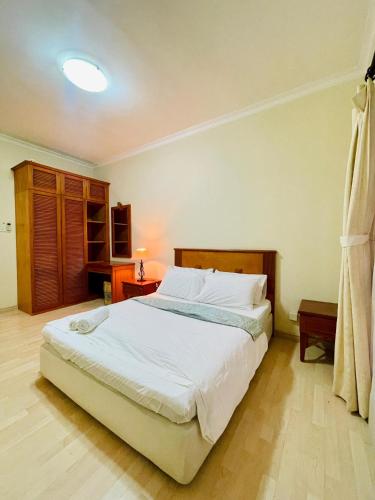 een slaapkamer met een groot wit bed in een kamer bij D MARINE’ HOMESTAY in Kota Kinabalu