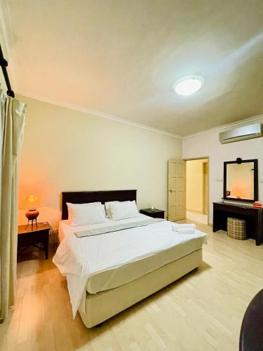 een slaapkamer met een groot wit bed in een kamer bij D MARINE’ HOMESTAY in Kota Kinabalu