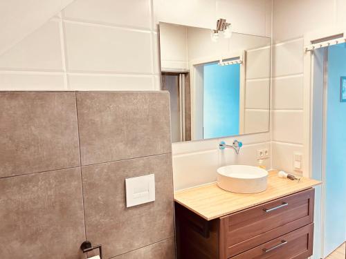 La salle de bains est pourvue d'un lavabo et d'un miroir. dans l'établissement Cozy Apartment near Hamburg, à Stelle