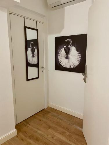 Chambre moderne, proche Monaco في بوسولاي: غرفة بها مرآة وجدار أبيض