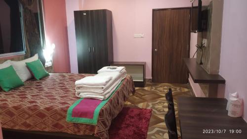 Postel nebo postele na pokoji v ubytování HOTEL SHREESH (NEIL)