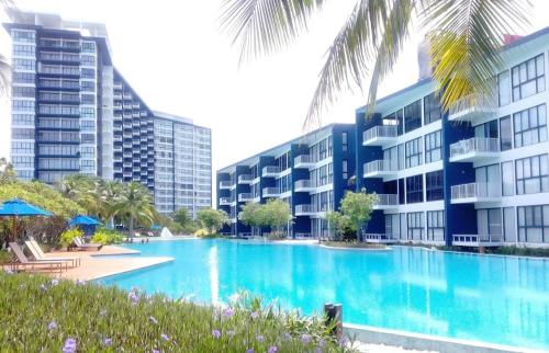 una piscina frente a un edificio en Beach Front Condo, Baan Thew Talay, Perfect Choice for Family and Couple en Ban Bo Khaem