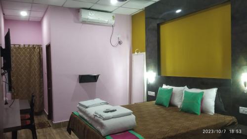 Postel nebo postele na pokoji v ubytování HOTEL SHREESH (NEIL)