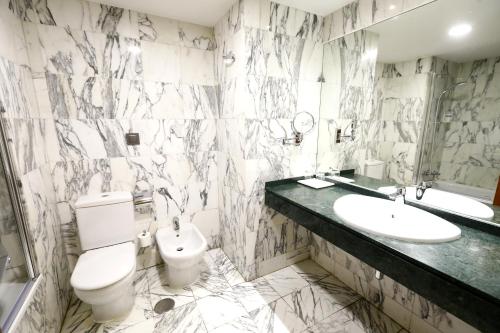 łazienka z toaletą i umywalką w obiekcie Travelodge Madrid Coslada Aeropuerto w mieście Coslada