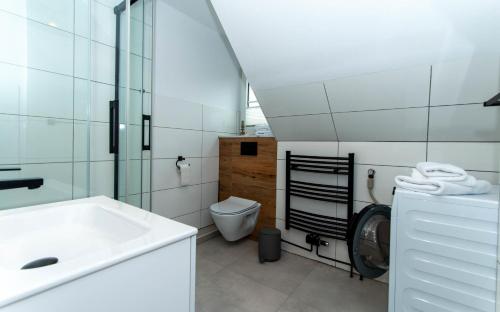 La salle de bains est pourvue d'un lavabo et de toilettes. dans l'établissement Nordsee-Flair, à Böhl