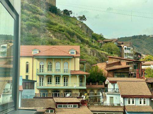 einen Blick aus dem Fenster einer Stadt mit Häusern in der Unterkunft Abanotubani Boutique hotel in Tbilisi City