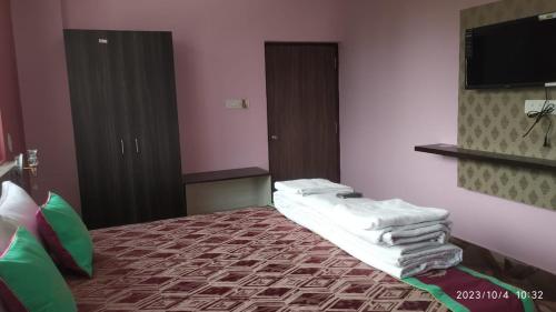 Postel nebo postele na pokoji v ubytování HOTEL SHREESH (NEIL)