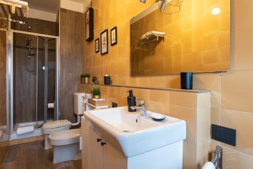 uma casa de banho com um lavatório e um WC em Villaggio Tranquillo - bambnb em Vinovo