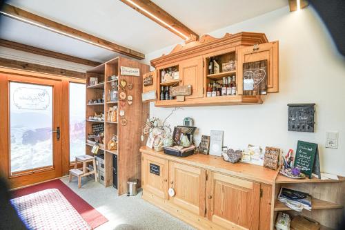 a kitchen with wooden cabinets and a window at Au Pension in Söll