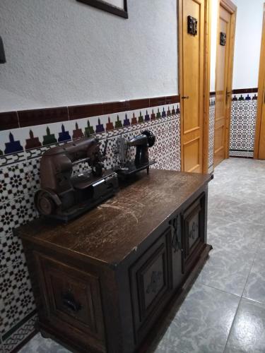 uma máquina de costura em cima de uma mesa de madeira em Hostal Restaurante El Labrador em Talavera de la Reina