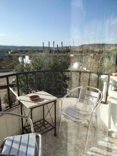 einen Tisch und Stühle auf einem Balkon mit Aussicht in der Unterkunft Hostal Restaurante El Labrador in Talavera de la Reina