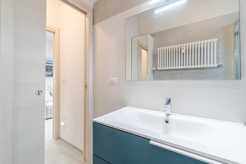 uma casa de banho com um lavatório e um espelho em Crocetta District! Bright & Roomy Apartment em Turim